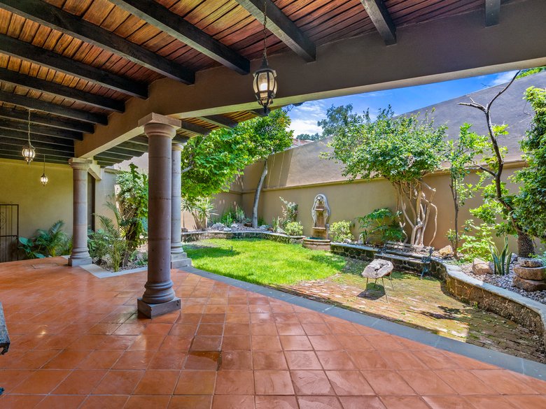 Casa de Los Arcos — 5 photos