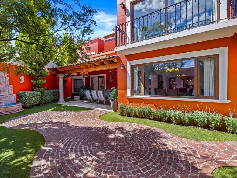 Casa de los Ángeles — 24 photos