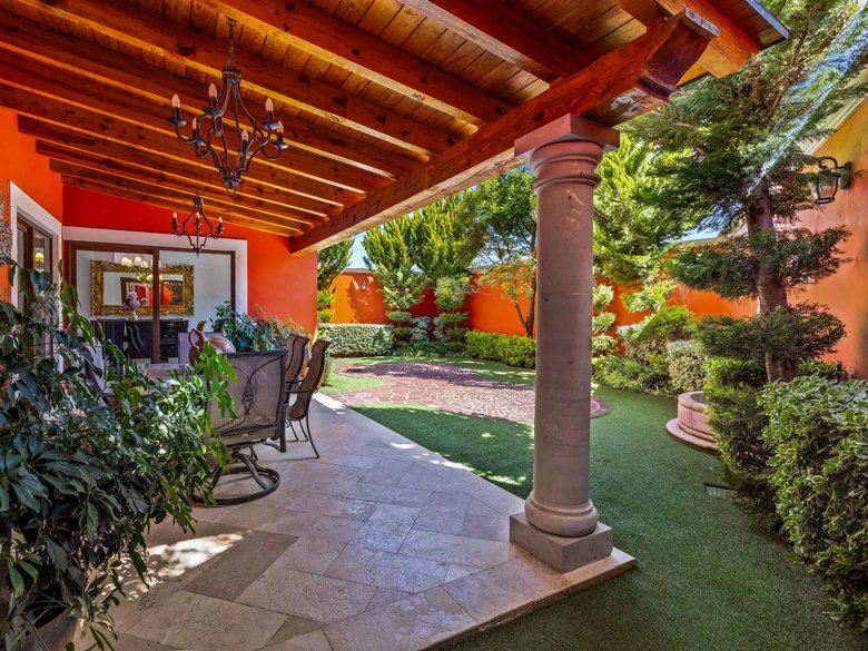 Casa de los Ángeles — 25 photos