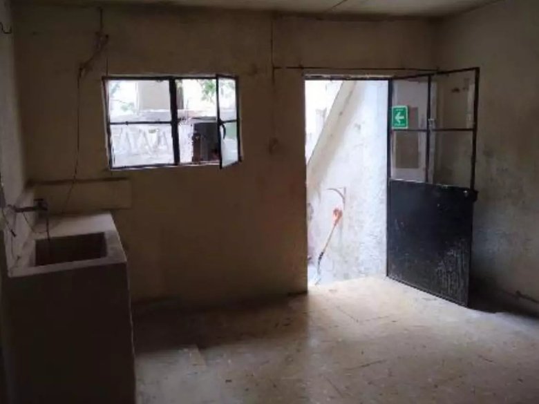 8080 Fixer in Historical downtown — 13 photos