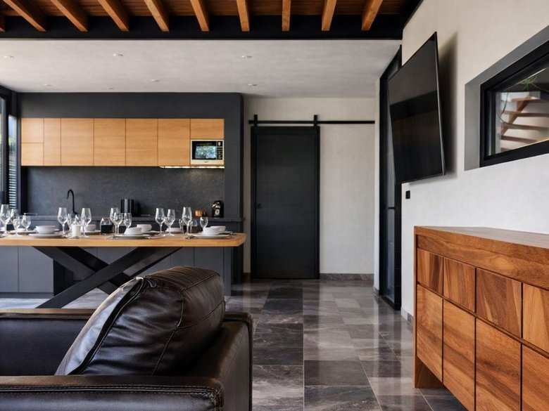 Modern Luxury Home with Casita & Pool in Los Senderos — 2 photos