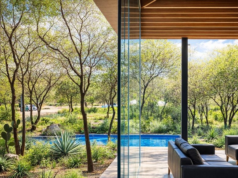 Modern Luxury Home with Casita & Pool in Los Senderos — 5 photos