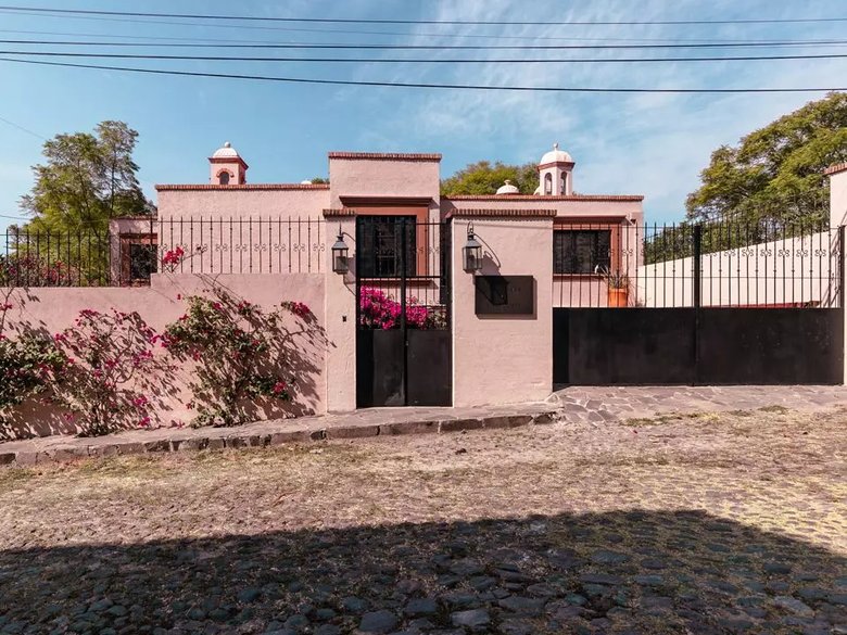CASA DE JUAN GABRIEL — 2 photos