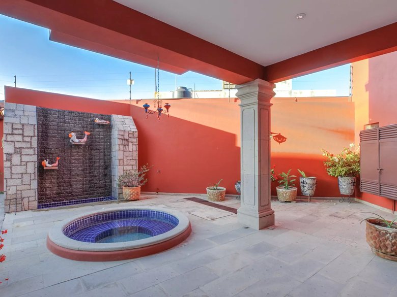 CASA CALANDRIAS — 4 photos