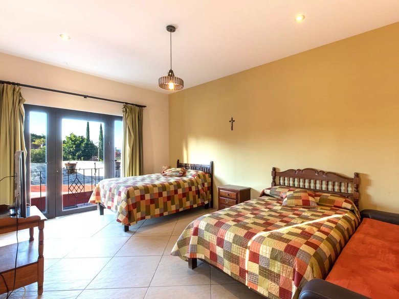CASA CALANDRIAS — 17 photos