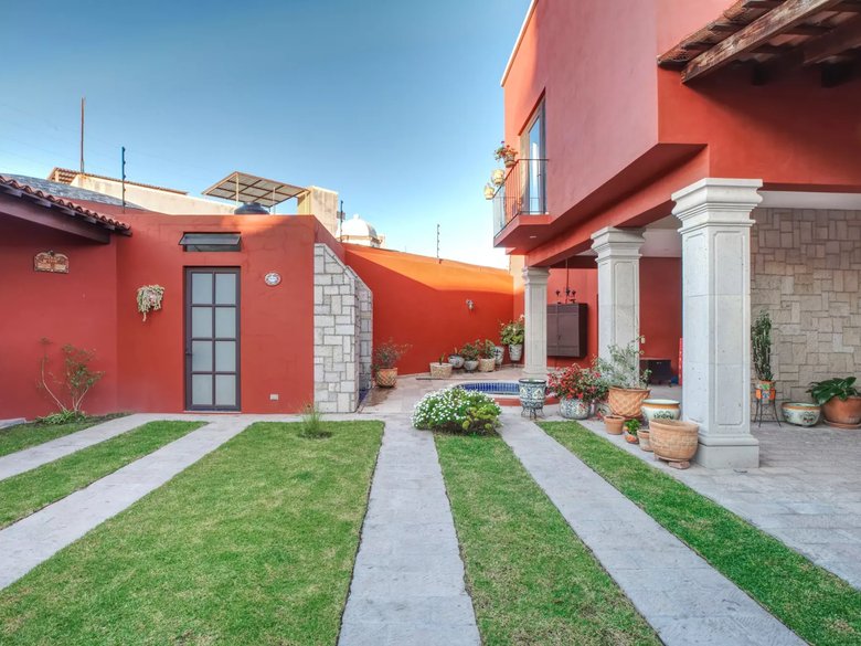 CASA CALANDRIAS — 5 photos