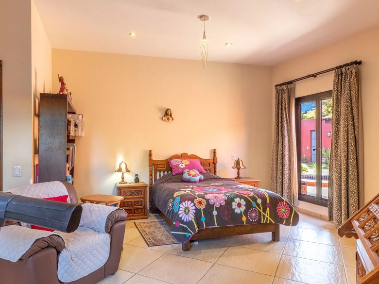 CASA CALANDRIAS — 8 photos