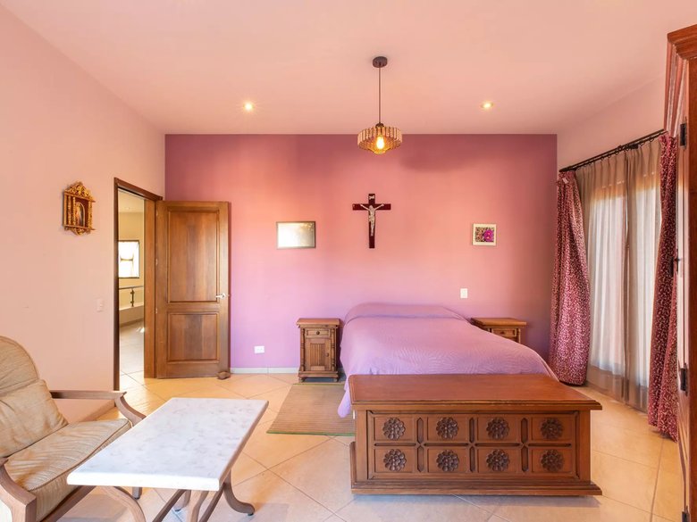 CASA CALANDRIAS — 13 photos