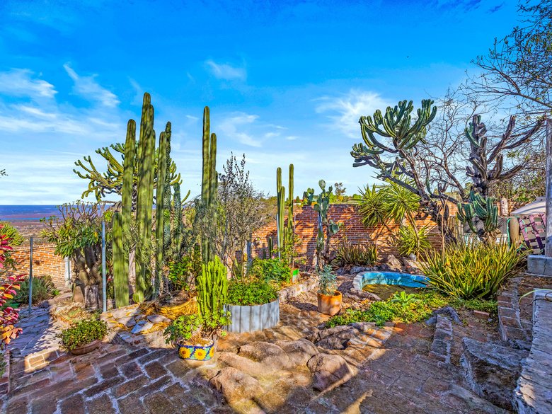 Lake view Retreat with Organic Gardens — 25 photos