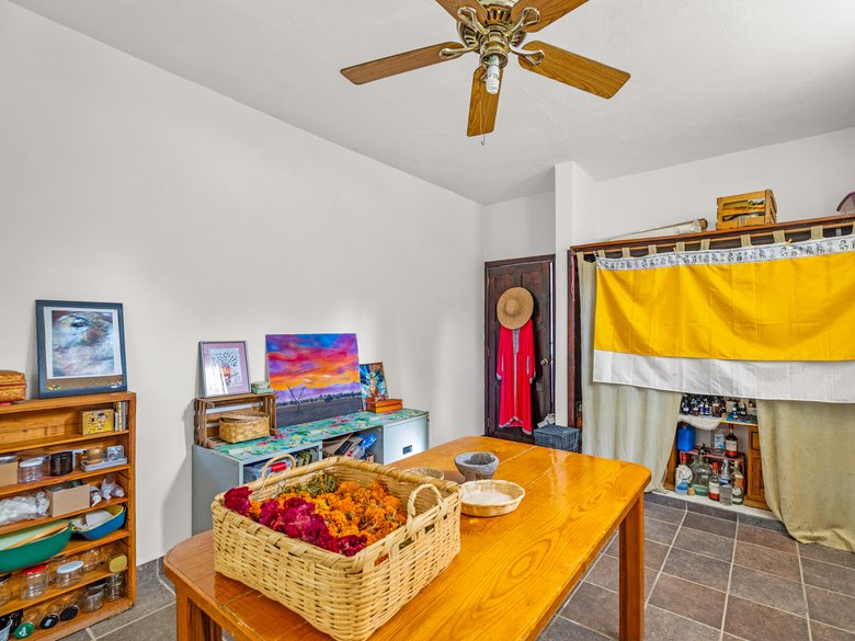 Lake view Retreat with Organic Gardens — 12 photos