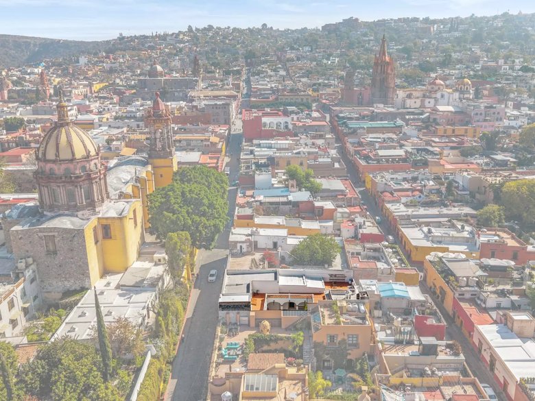 Casa Canal 42 — 28 photos