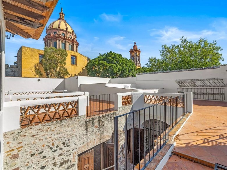 Casa Canal 42 — 24 photos