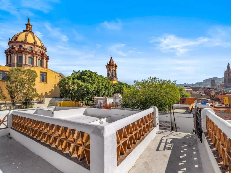 Casa Canal 42 — 27 photos