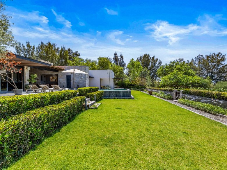 Contemporary Gem — 9 photos