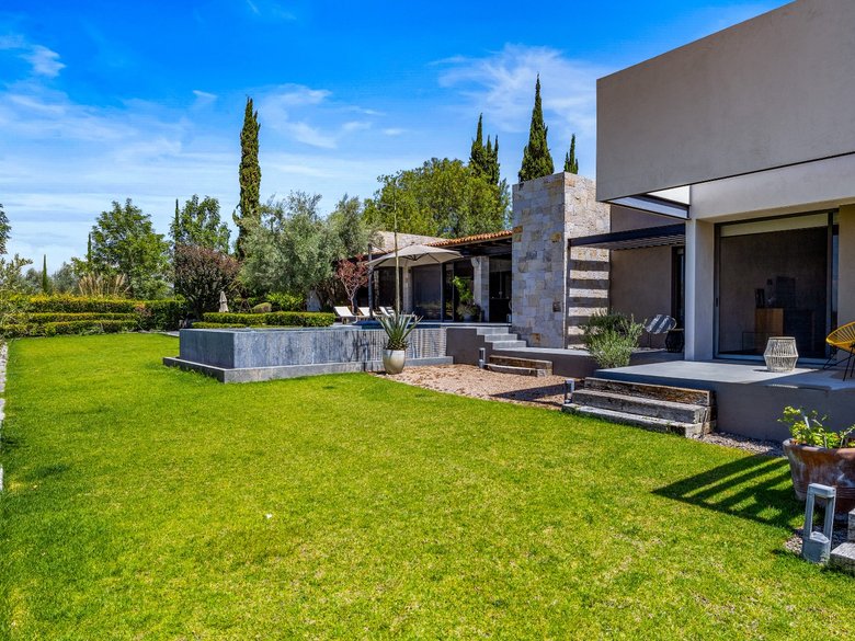 Contemporary Gem — 8 photos