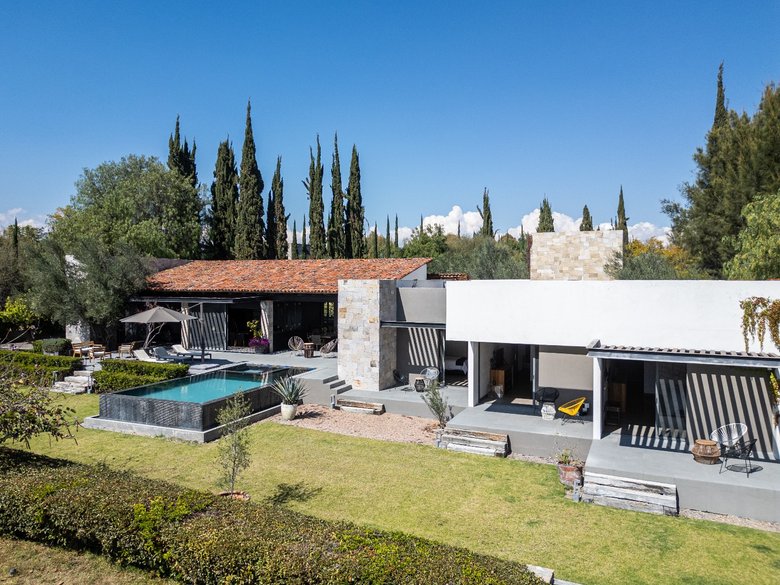 Contemporary Gem — 3 photos
