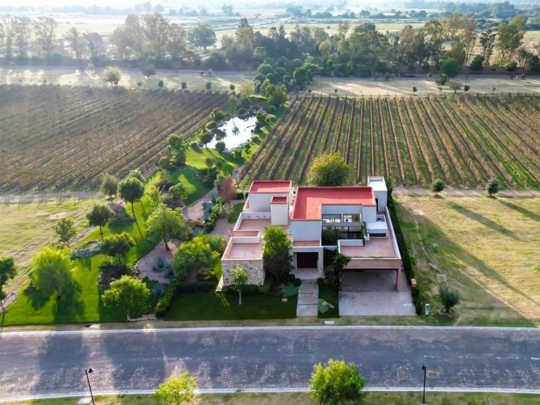 Los Remedios Malbec 512 — 7 photos