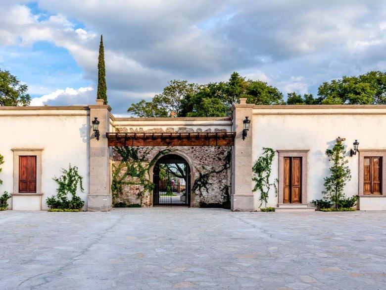 Los Remedios Malbec 510 — 2 photos