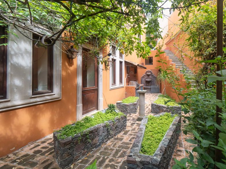 La Casona de los Cinco Patios — 10 photos