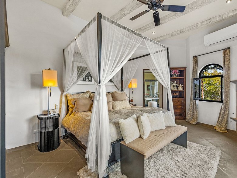 Casa Key He — 10 photos