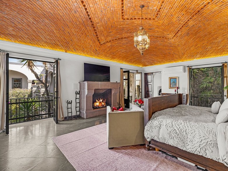 Casa Key He — 16 photos
