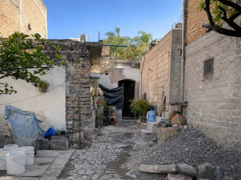 Terreno con frente comercial — 2 photos