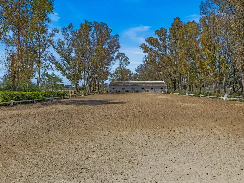 Villa Ecuestre — 4 photos