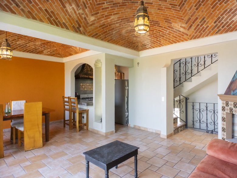 CASA LINDA — 18 photos