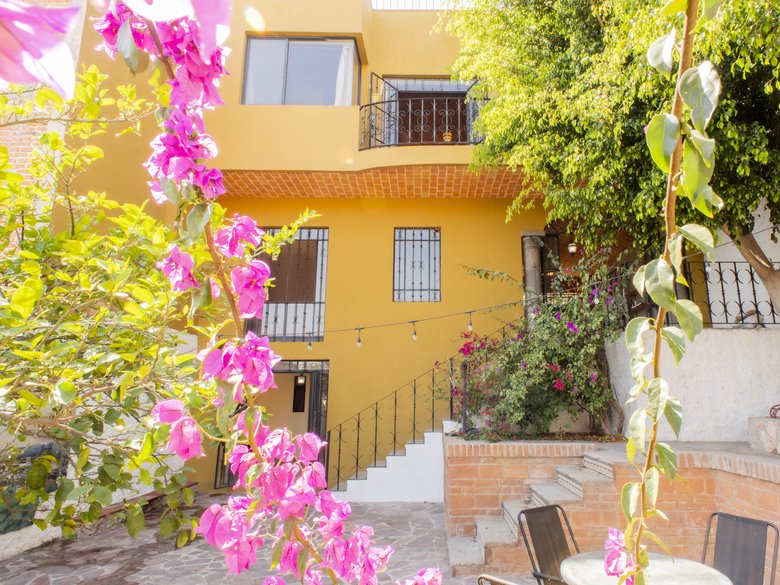 CASA LINDA — 6 photos