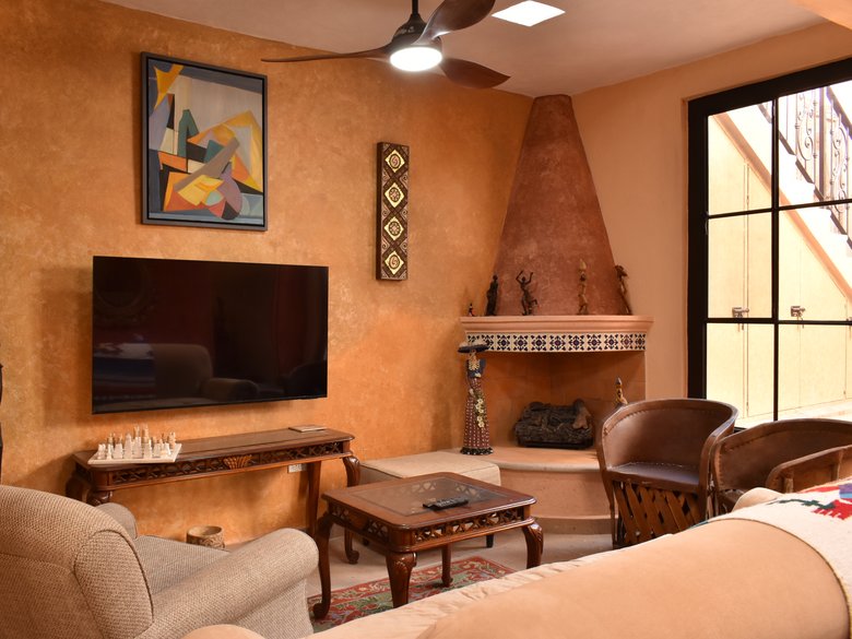 Casa Lima – A colorful 2BR house with modern and colonial elements right outside the Centro — 4 photos