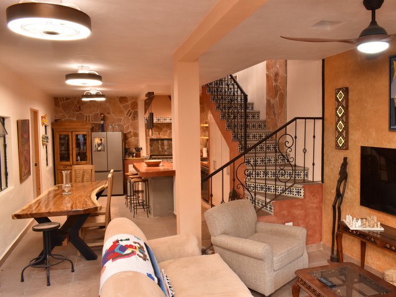 Casa Lima – A colorful 2BR house with modern and colonial elements right outside the Centro — 5 photos
