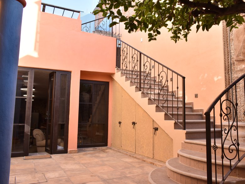 Casa Lima – A colorful 2BR house with modern and colonial elements right outside the Centro — 2 photos