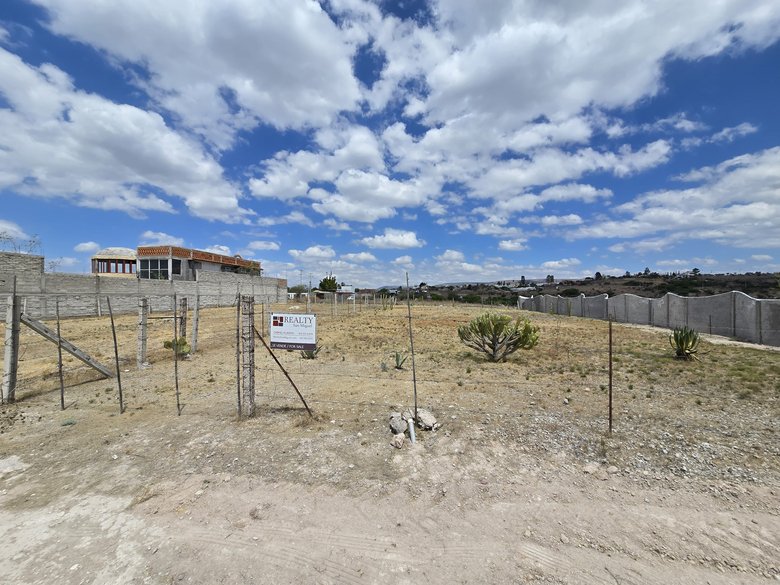 1,000m² lot offering great mountain and valley views — 6 photos