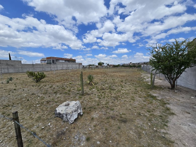 1,000m² lot offering great mountain and valley views — 3 photos