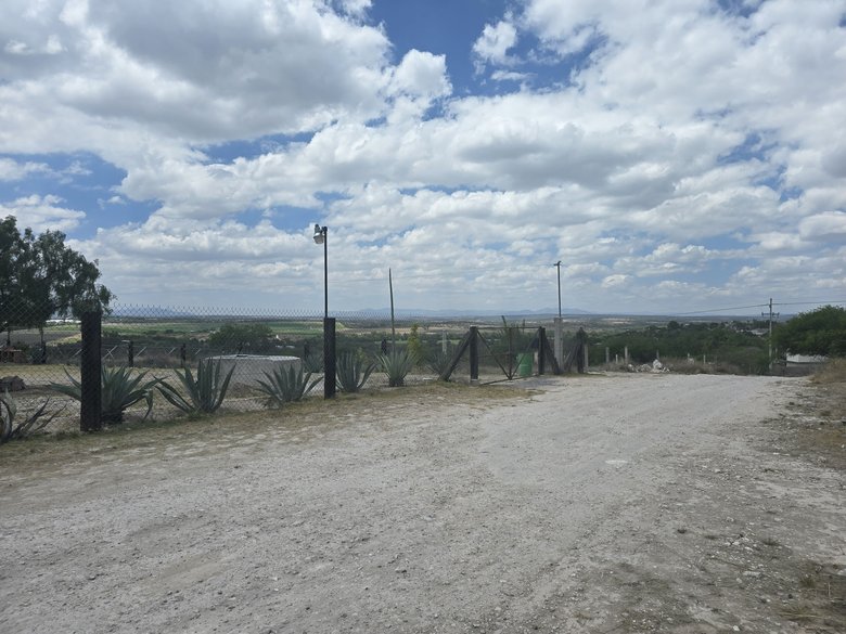 1,000m² lot offering great mountain and valley views — 8 photos