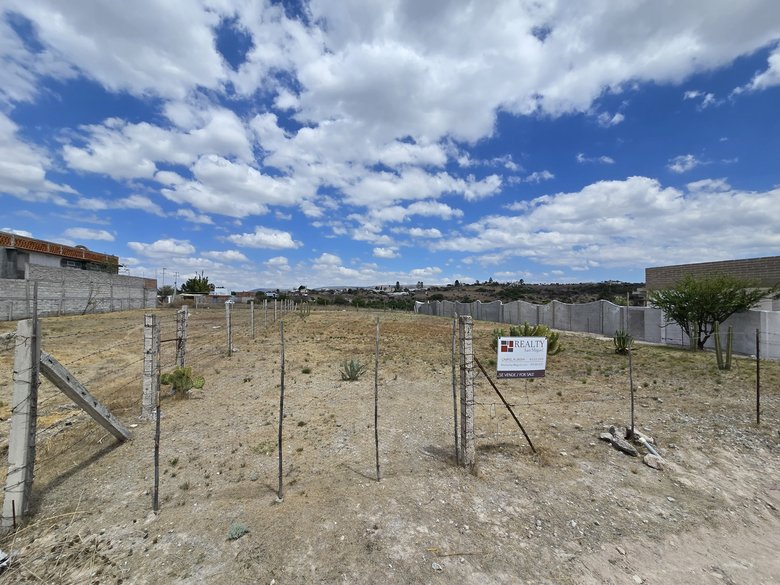 1,000m² lot offering great mountain and valley views — 4 photos