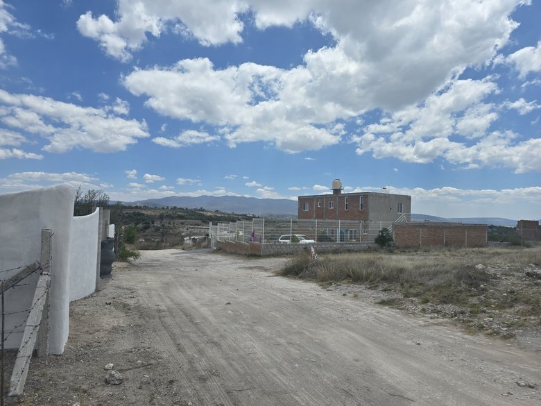 1,000m² lot offering great mountain and valley views — 7 photos