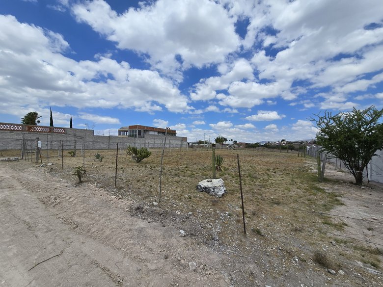 1,000m² lot offering great mountain and valley views — 5 photos