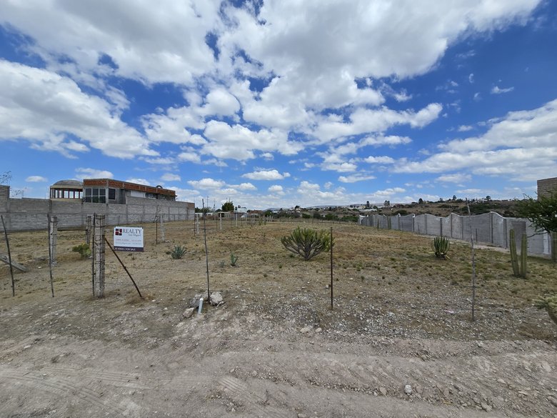 1,000m² lot offering great mountain and valley views — 2 photos