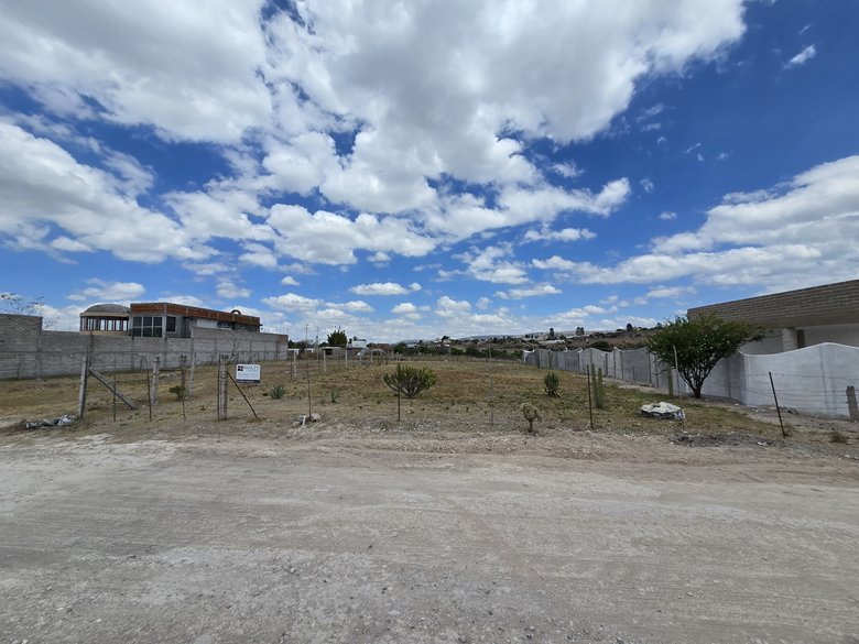 1,000m² lot offering great mountain and valley views — 1 photos