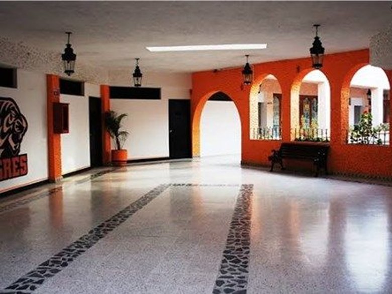 Locales comerciales Plaza Real del Conde — 2 photos
