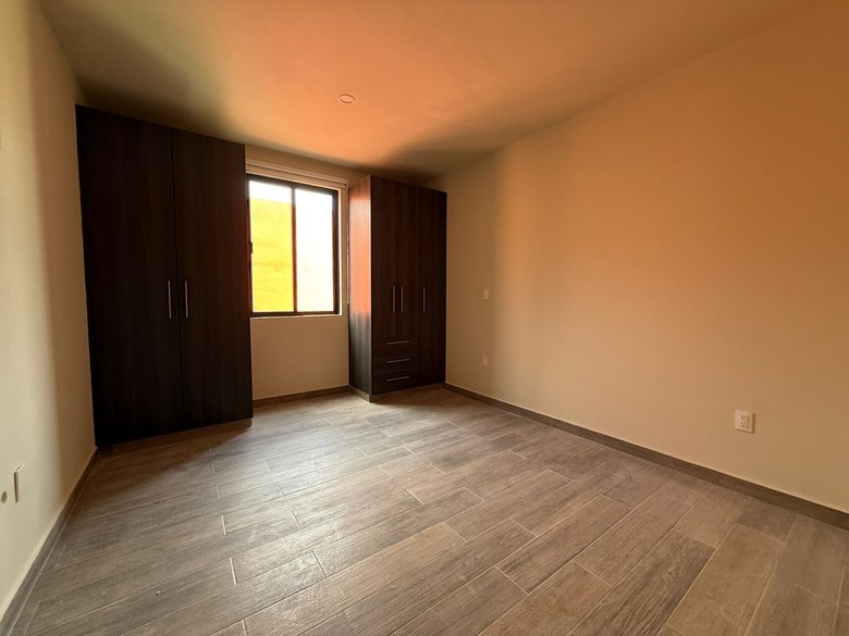 Spacious Penthouse with Terrace & Private Rooftop – Prime Location — 11 photos