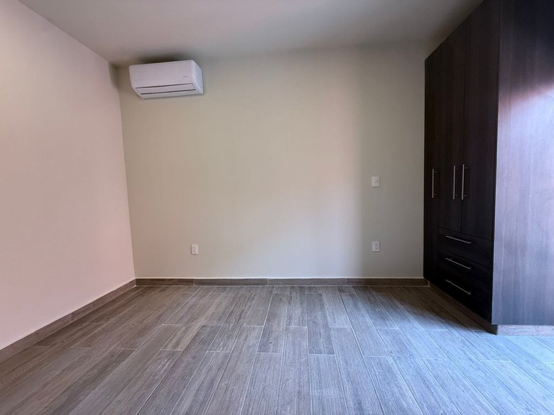 Spacious Penthouse with Terrace & Private Rooftop – Prime Location — 6 photos
