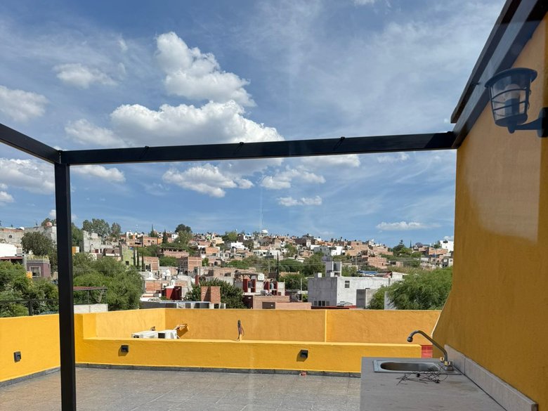 Spacious Penthouse with Terrace & Private Rooftop – Prime Location — 20 photos