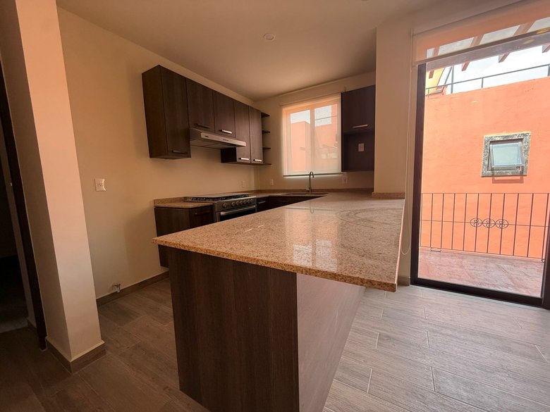 Spacious Penthouse with Terrace & Private Rooftop – Prime Location — 4 photos