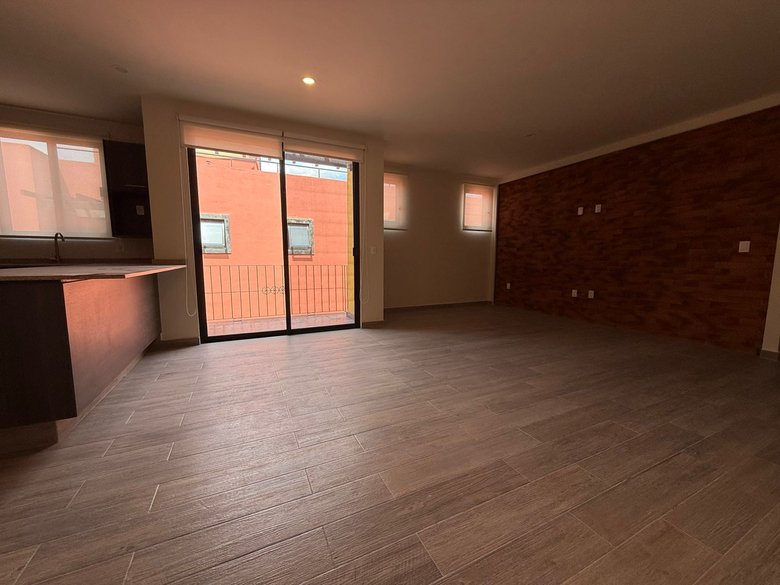 Spacious Penthouse with Terrace & Private Rooftop – Prime Location — 2 photos