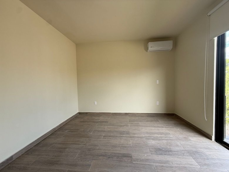 Spacious Penthouse with Terrace & Private Rooftop – Prime Location — 10 photos
