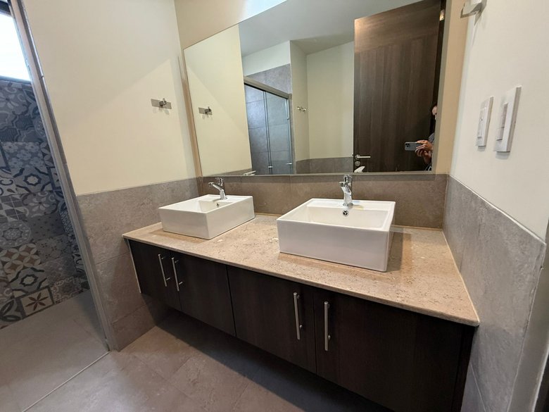 Spacious Penthouse with Terrace & Private Rooftop – Prime Location — 18 photos