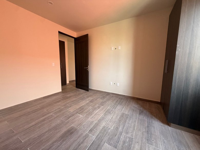 Spacious Penthouse with Terrace & Private Rooftop – Prime Location — 17 photos