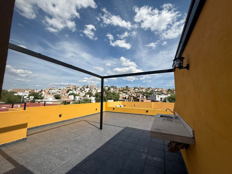 Spacious Penthouse with Terrace & Private Rooftop – Prime Location — 21 photos